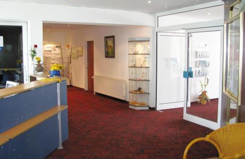Mellensee Hotel | Inviting Morada Hotel Am Mellensee: Pet-Friendly Retreat