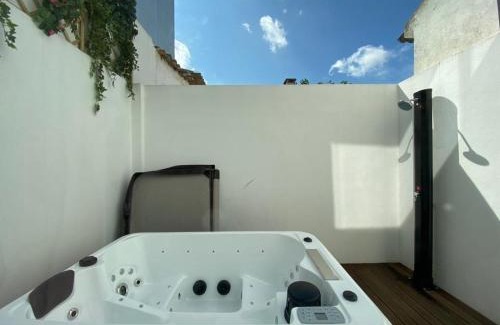 Bombarral Villa | Relaxing Retreat with Jacuzzi and Sky View for Families