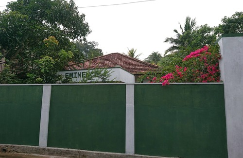 Unawatuna Villa | Charming 1950 Mid-Century Home with Pet-Friendly Amenities