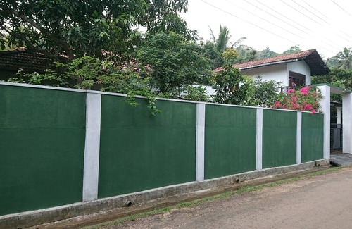 Unawatuna Villa | Charming 1950 Mid-Century Home with Pet-Friendly Amenities