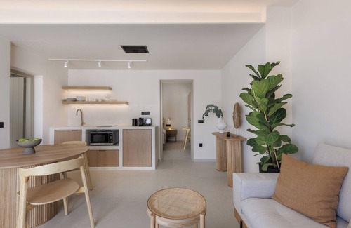 Firostefani Apartment | Relaxing Morfes 1 Bedroom Apartment with Hot Tub & Sea View