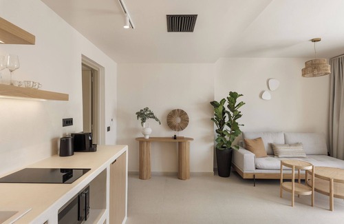 Firostefani Apartment | Relaxing Morfes 1 Bedroom Apartment with Hot Tub & Sea View
