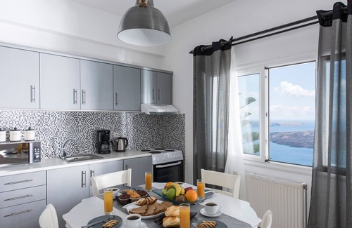 Firostefani House | Top-Rated MORFES HOUSE: Family-Friendly with Kitchen & Dining