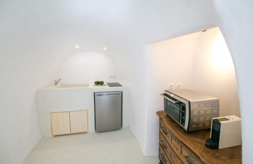 Oia Villa | Experience Morfi Cave House with Ocean Views & Hot Tub