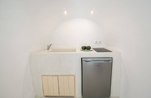 Oia Villa | Experience Morfi Cave House with Ocean Views & Hot Tub