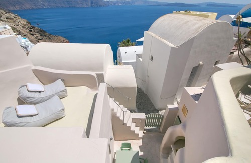 Oia Villa | Experience Morfi Cave House with Ocean Views & Hot Tub