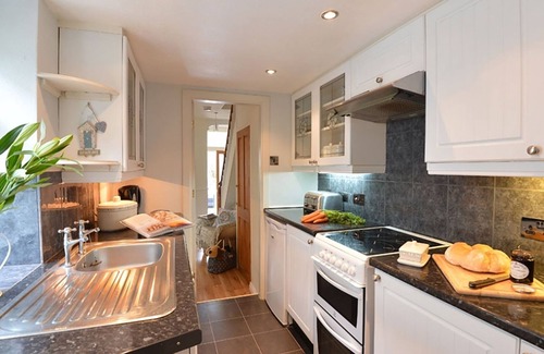 Criccieth Cottage | Discover MORFIN: Pet-Friendly Retreat with Ocean Views