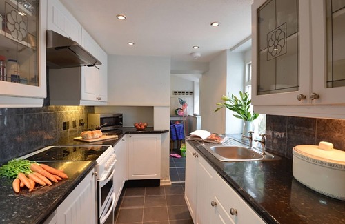Criccieth Cottage | Discover MORFIN: Pet-Friendly Retreat with Ocean Views