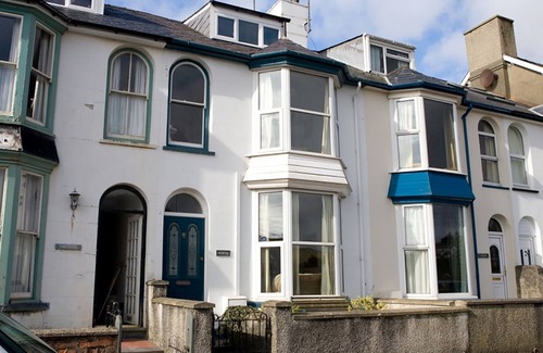 Criccieth Cottage | Discover MORFIN: Pet-Friendly Retreat with Ocean Views