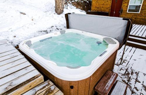 Ponderosa Pines House | Family-Friendly Morgan with Hot Tub & Pet Amenities