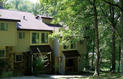 Cheat Lake House | Cozy 2BR Townhouse in Morgantown for Your Weekend Escape