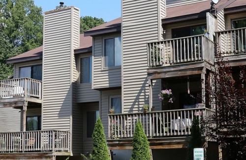 Cheat Lake House | Cozy 2BR Townhouse in Morgantown for Your Weekend Escape