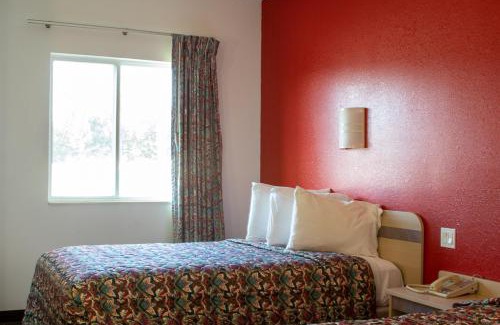 Morgantown Hotel | Discover Morgantown Inn & Suites with Pool and Family Fun