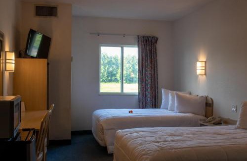 Morgantown Hotel | Discover Morgantown Inn & Suites with Pool and Family Fun