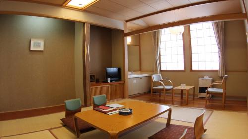 Tsubetsu Hotel | Moritsubetsu: Family-Friendly Stay with Hot Tub and Dining
