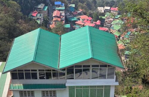 Gangtok House | Cozy Morning Mist Homestay with Hot Tub & Breakfast