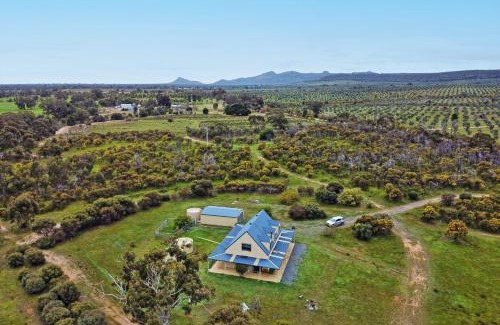 Laharum House | Cozy Morningside Farmhouse with Breathtaking Mountain Views