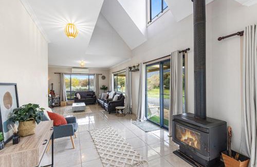 Laharum House | Cozy Morningside Farmhouse with Breathtaking Mountain Views