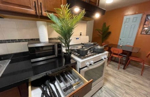 Queens House | Moroccan Oasis: Ideal for Groups with Breakfast Included