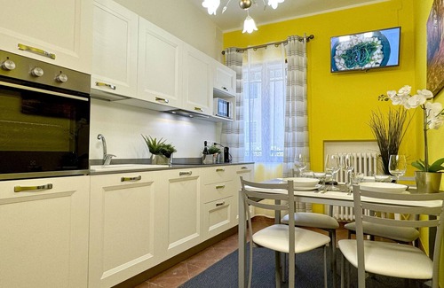 Castello Apartment | Morosina Canal View: Scenic Stay Near St. Mark's Square