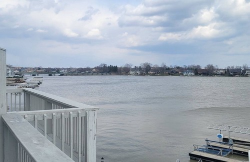 Noblesville Condo | Cozy Morse Lake Condo with Boat Slip for Memorable Getaways