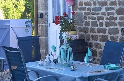 Mortain-Bocage Cottage | Delightful 2-Bed Cottage in Mortain-Bocage with Breakfast