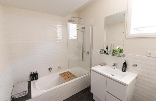 Orange Apartment | Elegant Mortimer's Wines Studio - Adults Only Retreat