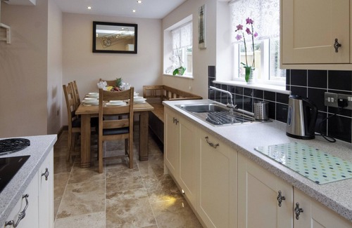 Ellesmere House | Family-Friendly 3 Bedroom Retreat in Ellesmere with Hot Tub