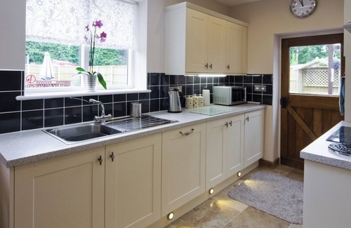 Ellesmere House | Family-Friendly 3 Bedroom Retreat in Ellesmere with Hot Tub