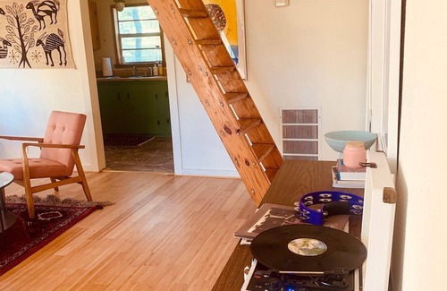 San Marcos Bed & Breakfast | Budget-Friendly Mosaic On The Hill with Family Amenities