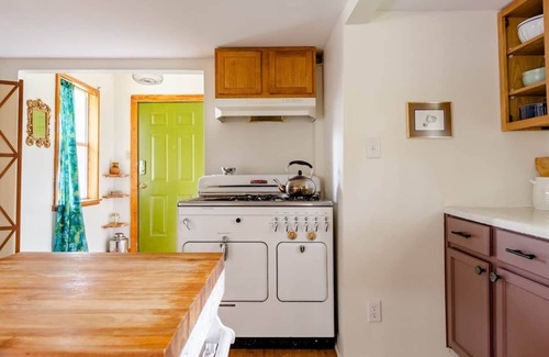 San Marcos Bed & Breakfast | Budget-Friendly Mosaic On The Hill with Family Amenities