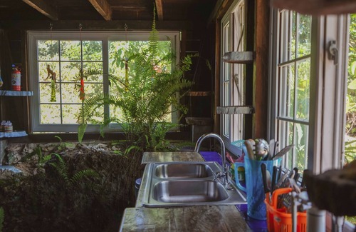 Bocas del Toro Hotel | Cozy Mosana Reef Garden B&B with Spa and Family Amenities