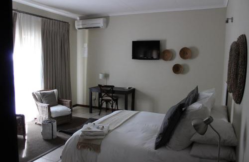 Lephalale House | Relax at Mosate Guest House with Oceanfront Views