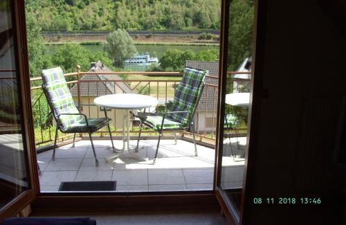 Sankt Aldegund Apartment | Top-Rated Moselblick: Perfect Retreat for Your Getaway