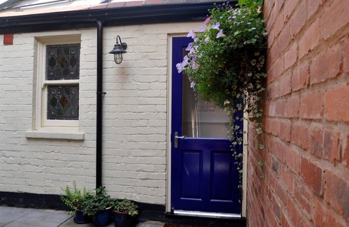 Moseley House | Quiet Coach House Retreat with Garden in Birmingham
