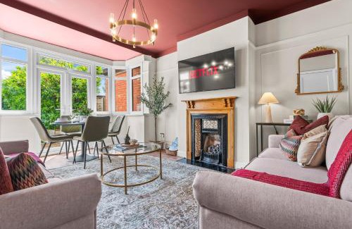 Seisdon Apartment | Moseley Village - 5 Bedroom House Huge Driveway 6 Beds Perfect for Groups - Near To Edgbaston QE Hospital-Solihull - Birmingham City Centre - Curzon Circus-HS2 Works-Lawley Middleway - By Arz Stays