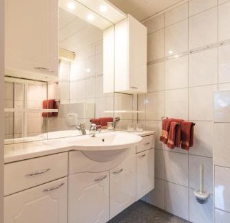 Ediger Hotel | Pet-Friendly Moselromantik-Hotel zum Löwen with Ocean Views
