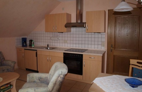 Losnich Apartment | Idyllic Moselstrand: Scenic Retreat on the Moselle Cycle Path