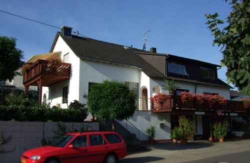 Losnich Apartment | Idyllic Moselstrand: Scenic Retreat on the Moselle Cycle Path