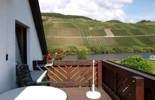 Losnich Apartment | Idyllic Moselstrand: Scenic Retreat on the Moselle Cycle Path