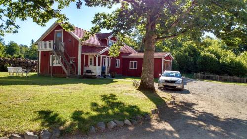 Emmaboda House | Discover Moshults Vandrarhem: Pet-Friendly Retreat Awaits