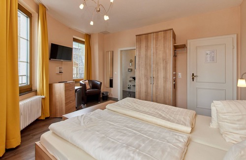 Bernkastel Hotel | Discover Mosintos Römischer Kaiser: Family-Friendly Retreat