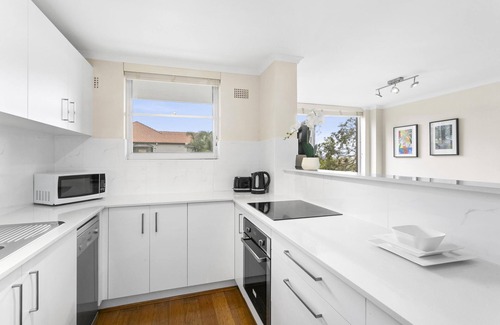 Mosman Apartment | Modern Mosman 2-Bedroom Suite with Parking & Breakfast