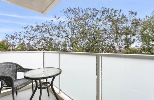 Mosman Apartment | Modern Mosman 2-Bedroom Suite with Parking & Breakfast
