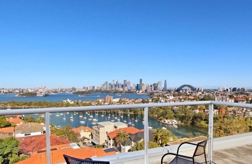 Mosman Apartment | Modern Mosman 2-Bedroom Suite with Parking & Breakfast
