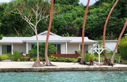Moso Island House | Beachfront Moso Island Retreat with Private Pool & Ocean Views