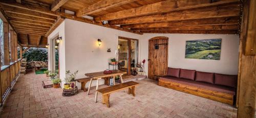 Szekszard Apartment | Experience Relaxation at Mosoly Borvendégház with Spa & Ocean Views