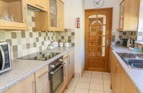 Milnthorpe House | Pet-Friendly MOSS COTE with Beautiful Garden in Milnthorpe