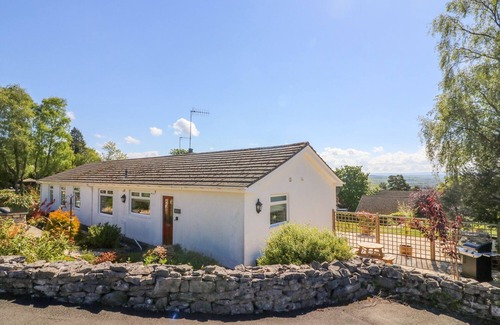 Milnthorpe House | Pet-Friendly MOSS COTE with Beautiful Garden in Milnthorpe