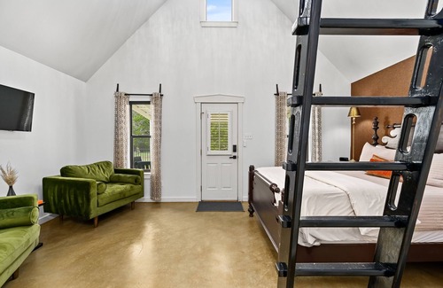 Dripping Springs Cottage | Experience Moss Cottage: Hill Country Views & Family-Friendly